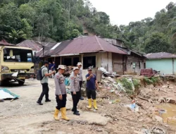Kapolres Tapteng Tinjau Lokasi Longsor di Sitahuis, Salurkan Bansos dan Dengarkan Aspirasi Warga