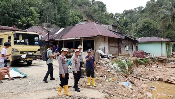 Kapolres Tapteng Tinjau Lokasi Longsor di Sitahuis, Salurkan Bansos dan Dengarkan Aspirasi Warga