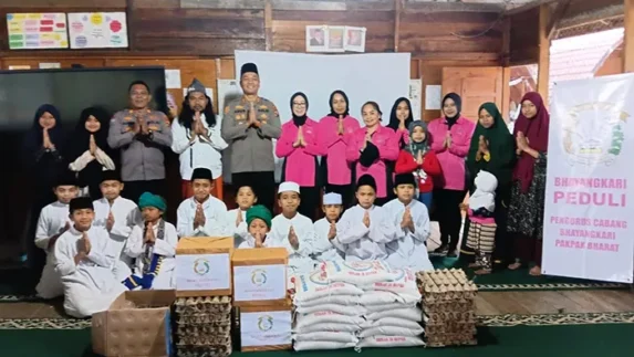 Kapolres dan Ketua Bhayangkari Cabang Pakpak Bharat Kunjungi Ponpes serta Masjid