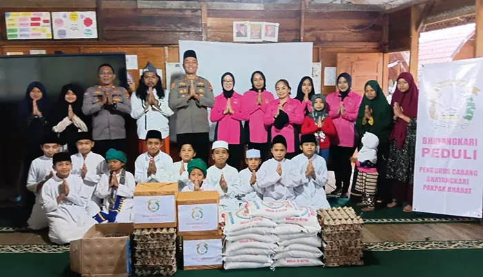Kapolres dan Ketua Bhayangkari Cabang Pakpak Bharat Kunjungi Ponpes serta Masjid