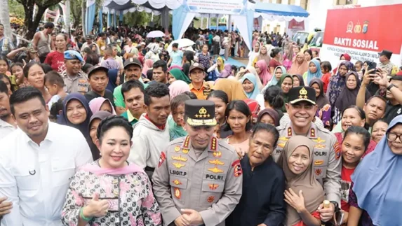 Kapolri dan Ketua Komisi IV DPR RI Salurkan 16 Truk Bantuan untuk Korban Bencana di Tapteng