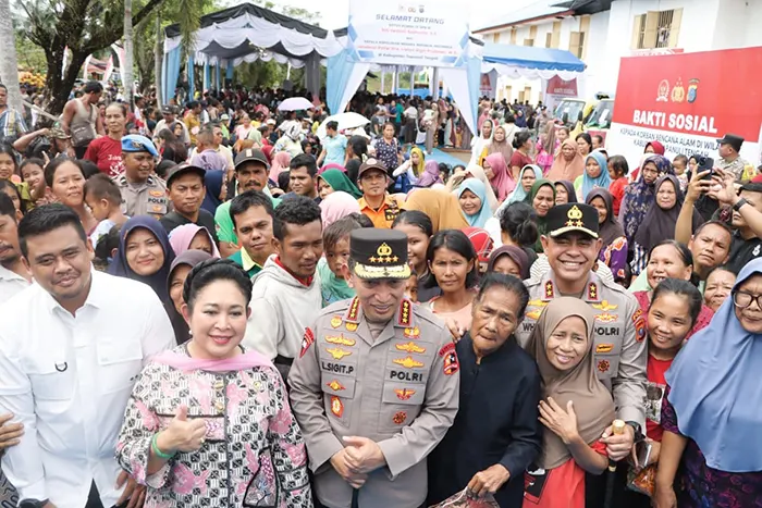 Kapolri dan Ketua Komisi IV DPR RI Salurkan 16 Truk Bantuan untuk Korban Bencana di Tapteng