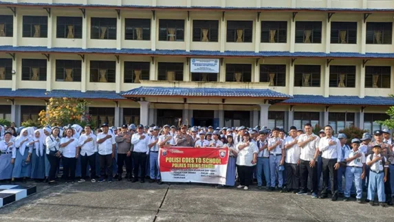 Kasat Binmas Polres Tebingtinggi Pimpin Program Police Goes to School di Perguruan Yapim