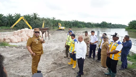 Pastikan Ketersediaan Air Irigasi untuk Petani, Bupati Batu Bara Tinjau Bendung Tanjung Muda