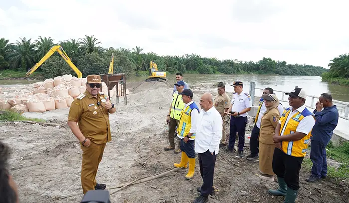 Pastikan Ketersediaan Air Irigasi untuk Petani, Bupati Batu Bara Tinjau Bendung Tanjung Muda