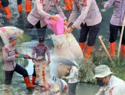 Peduli Lingkungan, Brimob Polda Sumut Angkat Sampah dari Sungai Demi Warga