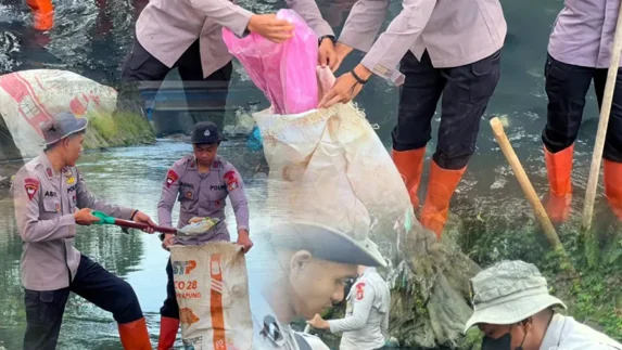 Peduli Lingkungan, Brimob Polda Sumut Angkat Sampah dari Sungai Demi Warga