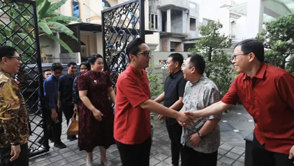 Perayaan Imlek 2577, Rico Waas Didampingi Istri Kunjungi Rumah Tokoh Tionghoa Sumut