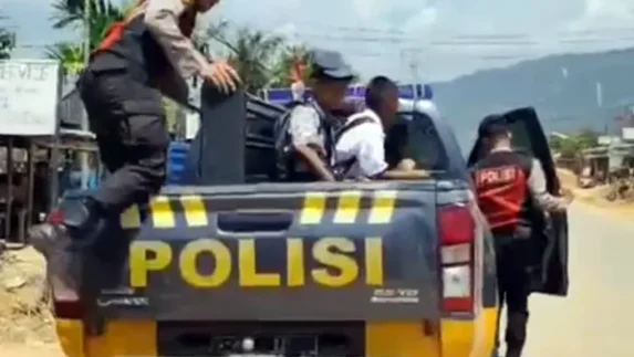 Personel Polres Tapteng Rutin Beri Tumpangan Anak Sekolah di Jalur Minim Angkutan Umum