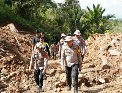 Polres Tapteng Bawa “Cahaya” PLTS untuk Warga Desa Sialogo