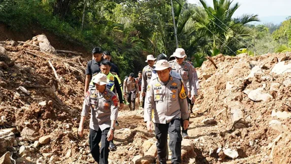 Polres Tapteng Bawa "Cahaya" PLTS untuk Warga Desa Sialogo
