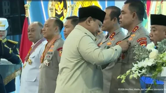Presiden Prabowo Anugerahkan Satyalancana Wira Karya Kepada Kapolda Sumut