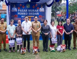 Rico Waas Buka Pasar Murah Imlek
