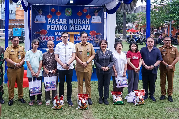 Rico Waas Buka Pasar Murah Imlek
