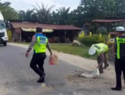 Sat Lantas Polres Labusel Tambal Jalan Berlubang di Jalinsum Kotapinang