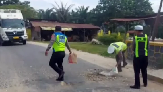 Sat Lantas Polres Labusel Tambal Jalan Berlubang di Jalinsum Kotapinang