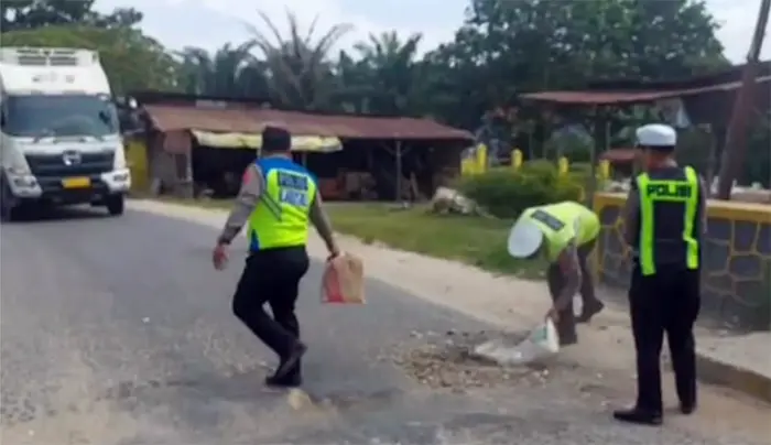 Sat Lantas Polres Labusel Tambal Jalan Berlubang di Jalinsum Kotapinang