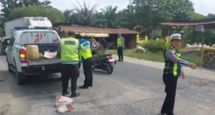 Sat Lantas Polres Labusel Tambal Jalan Berlubang di Jalinsum Kotapinang