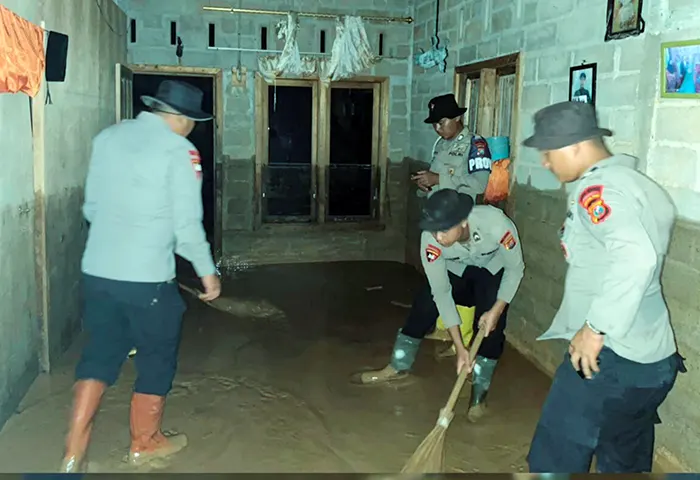 Sigap Sebelum Banjir Susulan Datang, Polda Sumut Bergerak Cepat Evakuasi Warga di Tapteng