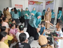 TP PKK Tapteng Berikan Bahan Pangan untuk Pengungsi Huntara Pinangsori