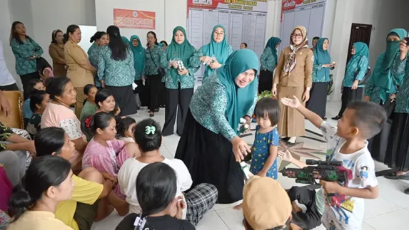 TP PKK Tapteng Berikan Bahan Pangan untuk Pengungsi Huntara Pinangsori