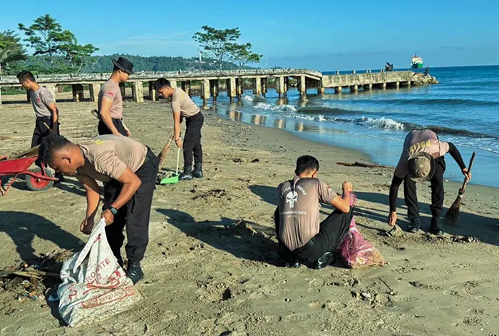 Tak Hanya Jaga Keamanan, Brimob Sumut Peduli Kebersihan Pantai Gunungsitoli