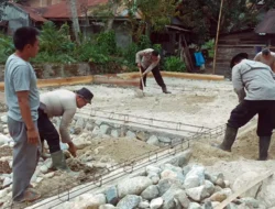 Tak Sekadar Menjaga, Brimob Turun Bangun Rumah Korban Banjir di Tapsel