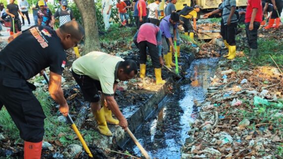 Kolaborasi Brimob dan Warga, Lingkungan Bersih Jadi Prioritas Bersama