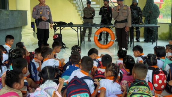Mengenal Brimob Sejak Dini, Anak TK Belajar Disiplin dan Kebersamaan di Markas Polisi