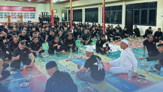 Pererat Kebersamaan di Bulan Ramadan, Dansat Brimob Polda Sumut Pimpin Buka Puasa Bersama Personel Batalyon C