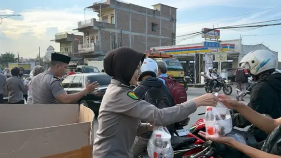 Biddokkes Polda Sumut Bagikan Takjil Gratis, Wujud Kepedulian di Bulan Ramadan