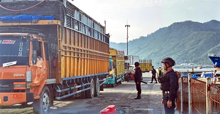 Brimob Polda Sumut Kawal Ketat Arus Mudik Lebaran di Sibolga