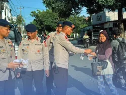 Brimob Polda Sumut Turun ke Jalan Bagikan Takjil untuk Warga yang Berpuasa