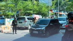 Brimob Sigap Urai Kemacetan di Ajibata, Bantu Penumpang Menyeberang di Tengah Padatnya Arus Lebaran