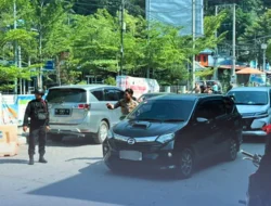 Brimob Sigap Urai Kemacetan di Ajibata, Bantu Penumpang Menyeberang di Tengah Padatnya Arus Lebaran