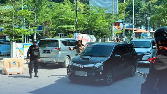 Brimob Sigap Urai Kemacetan di Ajibata, Bantu Penumpang Menyeberang di Tengah Padatnya Arus Lebaran