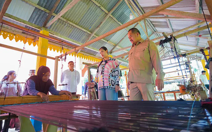 Bupati Baharuddin Tinjau Kampung Tenun 'Tonun', Perkuat Eksistensi Songket Batu Bara di Kancah Dunia