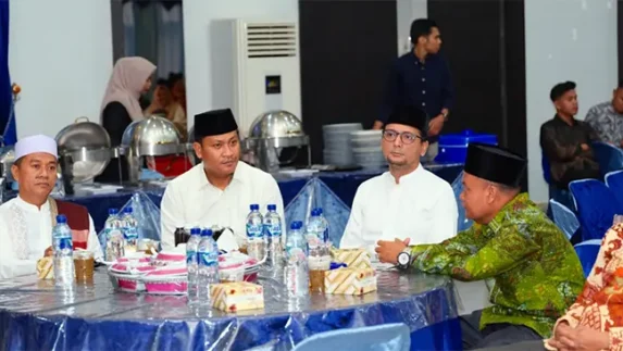 Bupati Labusel Fery Sahputra Buka Puasa Bersama Tokoh Masyarakat, Ormas, LSM dan OKP