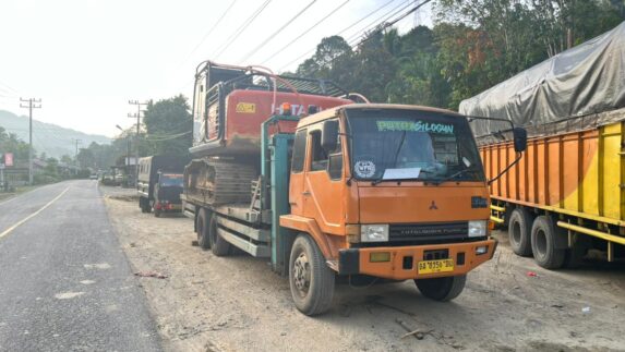 Polda Sumut Amankan Dua Ekskavator Diduga untuk Tambang Emas Ilegal di Madina