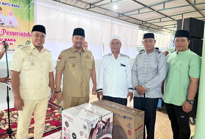 Safari Ramadan Ke-7 di Desa Laut Tador, Bupati Baharuddin Serahkan Bantuan untuk Masjid dan Anak Yatim