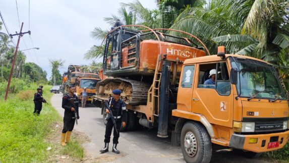 Dikawal Brimob Bersenjata Lengkap, Alat Berat Tambang Emas Ilegal Tapsel-Madina Dievakuasi ke Batalyon C Sipirok