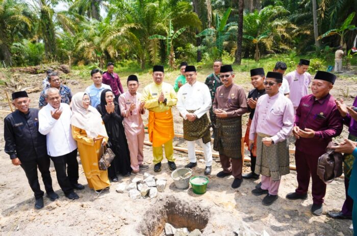 Bupati Batu Bara Letakkan Batu Pertama Pembangunan Rumah Tahfiz di Desa Pulau Sejuk