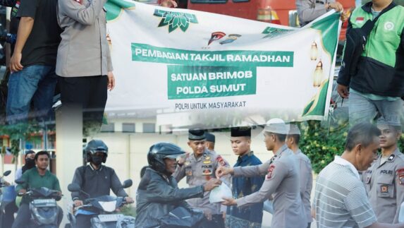 Brimob Polda Sumut Berbagi Berkah Ramadan, 200 Takjil Dibagikan untuk Pengendara di Sekitar Mako K.E. Lumi
