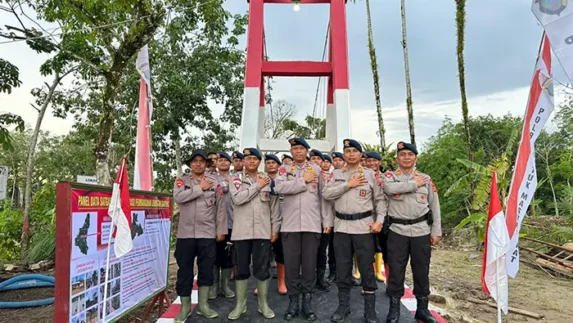 Jembatan Gantung di Batu Hula Kembali Terhubung, Brimob Polda Sumut Pulihkan Akses Vital Warga