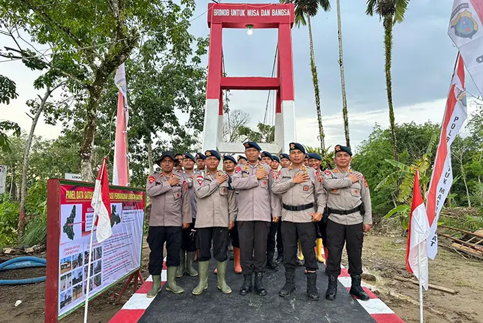 Jembatan Gantung di Batu Hula Kembali Terhubung, Brimob Polda Sumut Pulihkan Akses Vital Warga