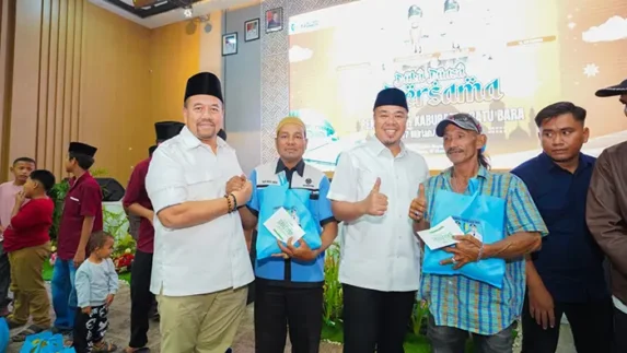Peduli Sesama, Bupati Batu Bara Serahkan Santunan kepada Anak Yatim dan Tukang Becak