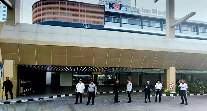 Personel Den Gegana Sat Brimob Polda Sumut Laksanakan Pengamanan di Stasiun KAI Medan