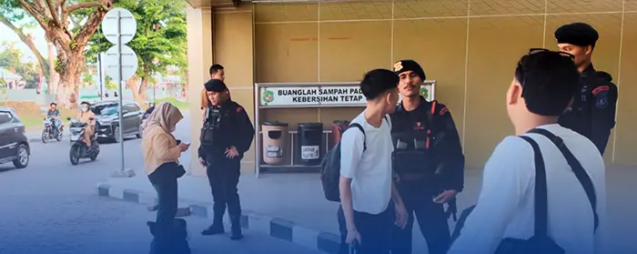 Personel Den Gegana Sat Brimob Polda Sumut Laksanakan Pengamanan di Stasiun KAI Medan