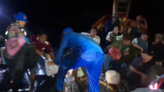 Polairud Tanjung Tiram Evakuasi Kapal Nelayan Rusak di Pesisir Pulau Salah Namo