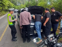 Polisi Sigap Bantu Wisatawan, Mobil Mogok di Jalur Perbukitan Samosir Berhasil Dievakuasi